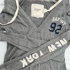 Vintage Y2K Abercrombie & Fitch Grey Hoody Small